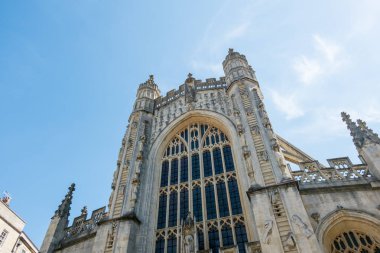 Bath Abbey mavi gökyüzü ile
