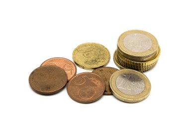 Beyaz arkaplanda izole edilmiş çeşitli Euro sikkeleri