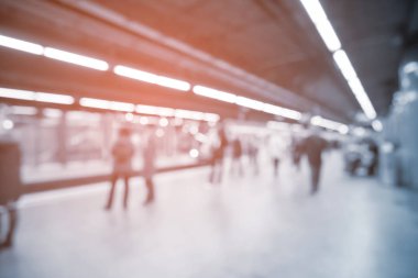Bulanık görüntü bokeh insanlar stainding ve Almanya'da Münih metro istasyonu, tren bekliyor