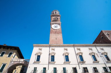 Torre dei Lamberti, Piazza delle Erbe Saat Kulesi. Verona, İtalya