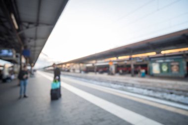 Bulanık görüntü bokeh İtalya Verona tren istasyonunda platformu