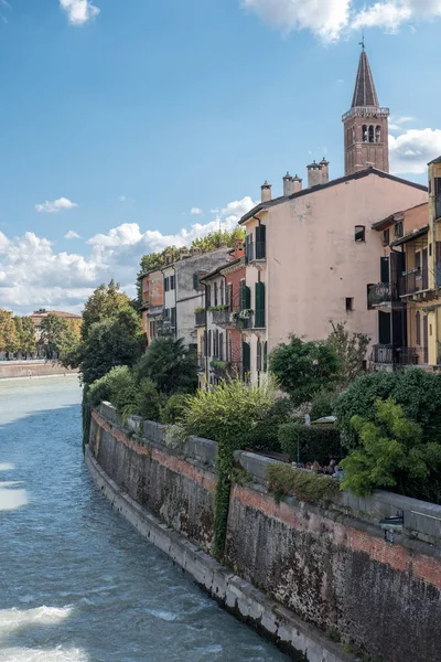 Byggnaden Längs Adige River Verona Italien — Stockfoto