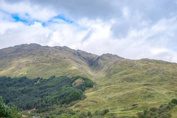 Vistas panorámicas del paisaje de la montaña, bosque en las tierras altas escocesas . — Foto de Stock