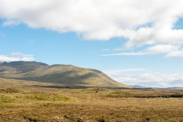 Vistas panorámicas del paisaje de la montaña, bosque en las tierras altas escocesas . — Foto de Stock