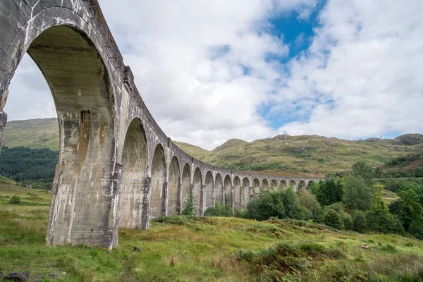 Glenfinnan Viyadüğü, bir demiryolu viyadük Batı Highland satırında Glenfinnan, Inverness-shire, İskoçya.