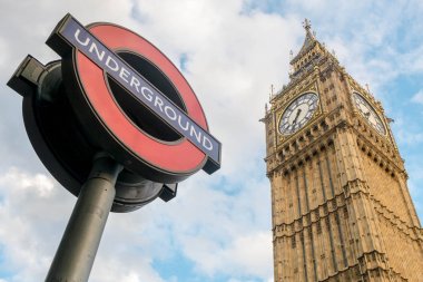 Londra, İngiltere - 25 Temmuz 2016 - Big Ben, resmen Elizabeth kulesi olarak Londra, Birleşik Krallık'üzerinde 25 Temmuz 2016 Underground (metro) işareti ile bilinen