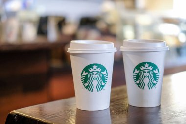 Edinburgh, İngiltere - 14 Şubat 2017: Starbucks, sıcak içecek kahve Kupası logosu, mağaza tablo ile götürün. Starbucks çoğu dünya ünlü kahvehane zinciri ABD biridir