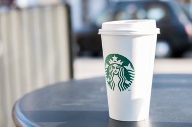 Edinburgh, İngiltere - 14 Şubat 2017: Starbucks, sıcak içecek kahve Kupası logosu, mağaza tablo ile götürün. Starbucks çoğu dünya ünlü kahvehane zinciri ABD biridir