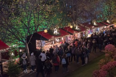 Edinburgh, Büyük Britanya - 19 Aralık 2016: ve Edinburgh Noel piyasasında, Amerika Birleşik Devletleri alışveriş insanlar