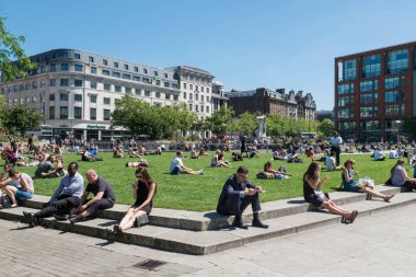 Manchester, İngiltere - 19 Temmuz 2016: Piccadilly bahçeleri olduğunu bir gre