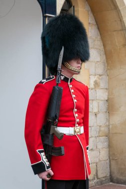Berkshire, İngiltere - 21 Temmuz 2016: Windsor castle, Berkshire, İngiltere üzerinde 21 Temmuz 2016, kırmızı üniforma ayakta Windsor Muhafız