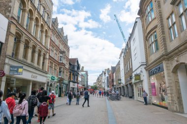 Oxford, İngiltere - 24 Temmuz 2016 - insanlar yürüyüş, şehir etrafında üzerinde 24 Temmuz 2016 Oxford, Birleşik Krallık'alışveriş.