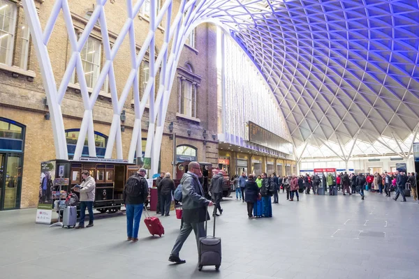 ロンドン イギリス 2017 歩くとキングス クロス駅に到着出発ボード スケジュールを見て それは主要なロンドン鉄道終点 — ストック写真