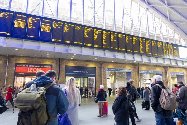 London England February 2017 People Walking Looking Arrival Departure Board — Stock Photo, Image