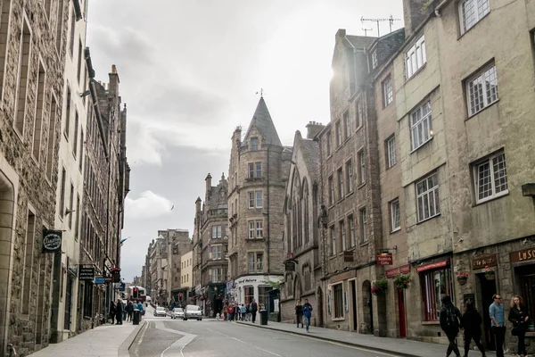 Edinburgh, Skottland - 16 juli 2016 - Visa av gatan Canongate i — Stockfoto