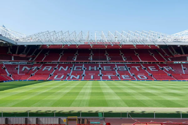 Manchester, İngiltere - 19 Temmuz 2016: Old Trafford stadyum Manchester United ev. Birleşik Krallık'ta herhangi bir futbol takımının en büyük kulübü stadyum olduğunu