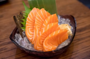 Sebzeli somon balığı ve buz bir kasede, restoranda servis ediliyor.