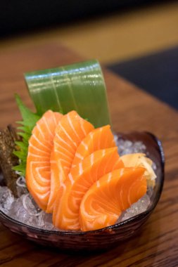 Sebzeli somon balığı ve buz bir kasede, restoranda servis ediliyor.