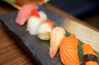 Sushi seti, bir restoranda tabakta servis