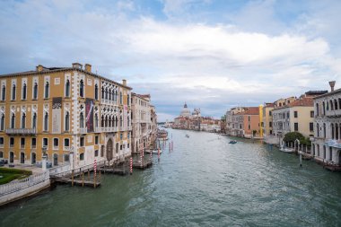 Venice, İtalya - 20 Mayıs 2017: Görünüm gondol Venedik kanal boyunca bina ile.