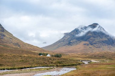 Doğal manzaralı dağ, orman ve göl İskoçya Highlands.