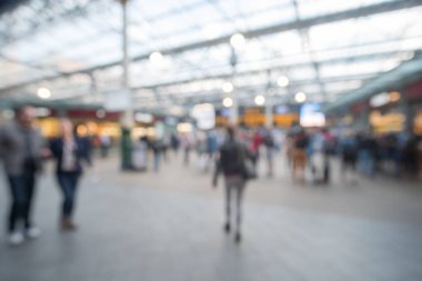 Bulanık görüntü bokeh Edinburgh Waverley, ana tren istasyonuna Edinburgh, İngiltere için dolaşan insan
