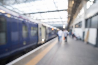 Bulanık görüntü bokeh Edinburgh Waverley, ana tren istasyonuna Edinburgh, İngiltere için dolaşan insan