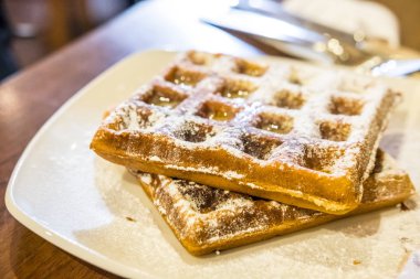 Pişmiş Belçika Waffle bir restoranda bir tabakta servis.