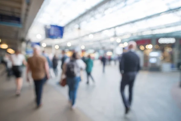 Zamazany Obraz Bokeh Ludzi Spacerujących Edinburgh Waverley Głównego Dworca Kolejowego — Zdjęcie stockowe