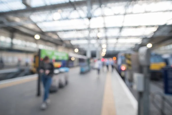 Zamazany Obraz Bokeh Ludzi Spacerujących Edinburgh Waverley Głównego Dworca Kolejowego — Zdjęcie stockowe