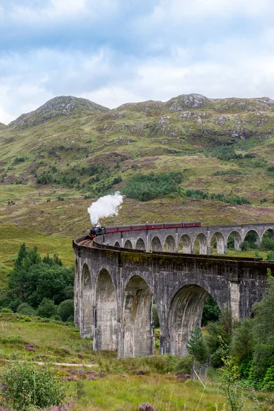 Jacobite buhar tren Glenfinnan Viyadüğü geçen lokomotif, ünlü konum filmler görünür