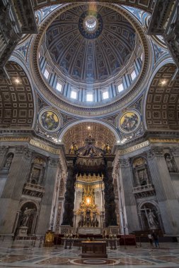 Vatikan Şehri, 17 Mayıs 2017: iç St Peter's Basilica, Vatikan İtalyan Rönesans kilisede.
