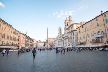 Roma, İtalya. 17 Mayıs 2017: Piazza Navona, Roma güzel meydanda dolaşan turist.