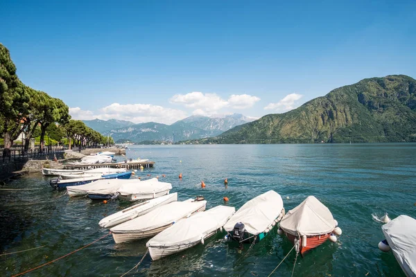 Βάρκα Στη Λίμνη Κόμο Ιταλία — Φωτογραφία Αρχείου