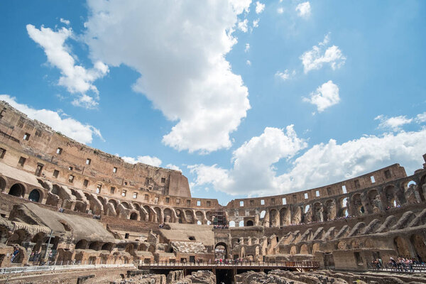 Рим, Италия. 16 мая 2017: Туристы посещают Колизей овальный амфитеатр в центре Рима. Это знаменитая достопримечательность построенная из бетона и песка
.