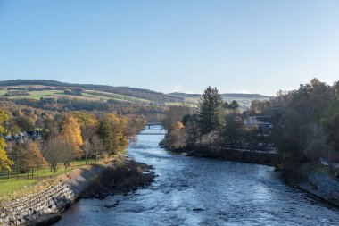Nehir Tummel, Pitlochry Barajı Perth ve Kinross parçası olarak doğal görünümünü. Scotland, Büyük Britanya
