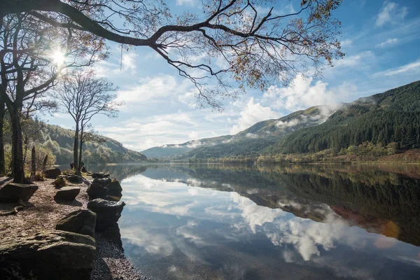 Loch Lubnaig, İskoçya Highlands Loch Lomond ve Trossachs Milli Parkı bir parçası. Ağaç ve su, dağda yansımasıdır Güz.