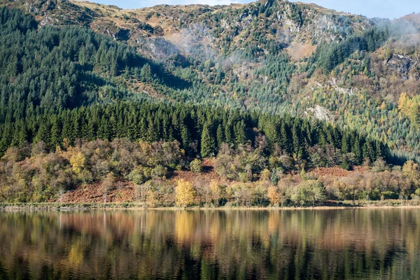Loch Lubnaig, İskoçya Highlands Loch Lomond ve Trossachs Milli Parkı bir parçası. Ağaç ve su, dağda yansımasıdır Güz.