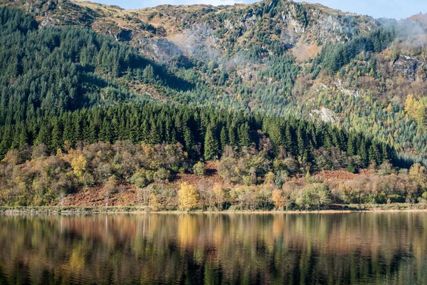 Lubnaig 苏格兰高地洛蒙德湖和 Trossachs 国家公园的一部分 树和山的倒影在水上 在秋天 — 图库照片