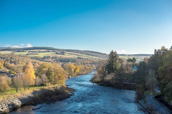 Nehir Tummel, Pitlochry Barajı Perth ve Kinross parçası olarak doğal görünümünü. Scotland, Büyük Britanya