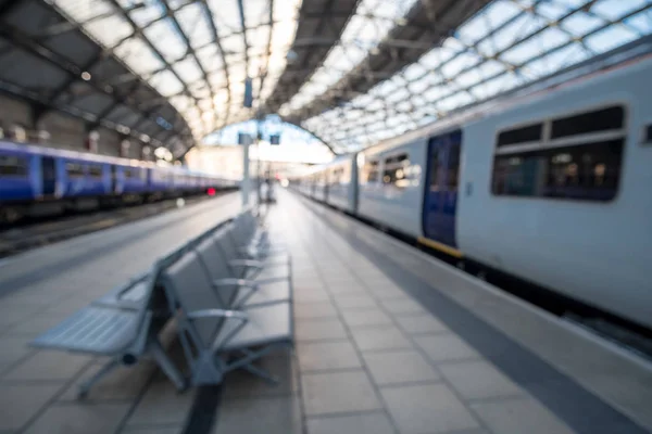 Imagen Borrosa Bokeh Trenes Plataforma Dentro Estación Tren Liverpool Lime —  Fotos de Stock