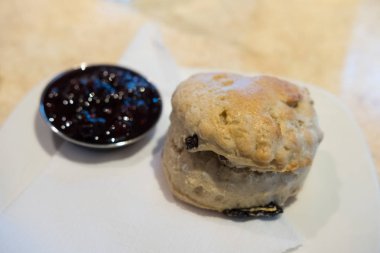 Meyve Reçeli ile Scone yakın çekim.