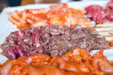 Tabakta Çiğ Et ve Domuz Eti, Barbekü için hazırlanmış