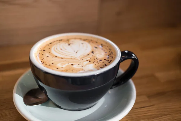 Bir fincan kahve latte sanat ile