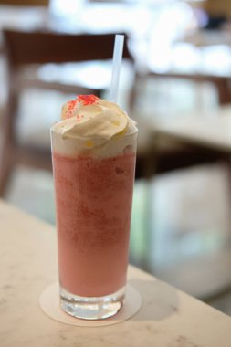 Masada bir bardak Red Velvet Shake.