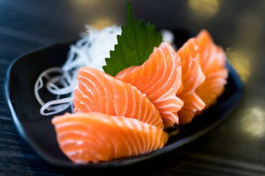 Dilimlenmiş somon balığı, Japon çiğ gıda lezzetli menü, Norveç'ten ünlü balık
