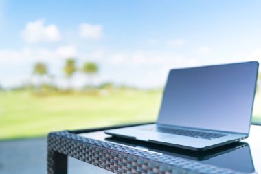 Golf sahası üstünde laptop kopya alanı, iş ile arka plan bulanıklık veya kavramı, alan etkili derinliği her yerde çalışın