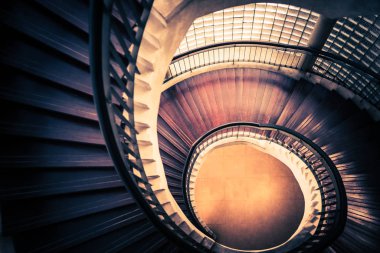 Merdiven spiral veya girdap şekli, fibonacci altın oran kompozisyon, soyut veya mimari konsepti, karanlık vintage gizemli sesi