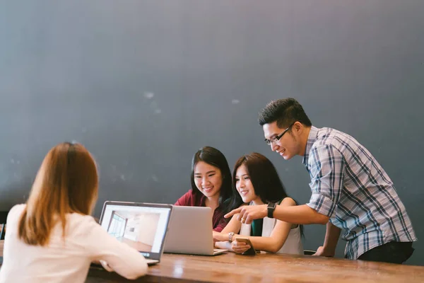 Gruppe junger asiatischer Geschäftskollegen im lockeren Teamgespräch, Startup-Projekt-Business-Meeting oder glücklichem Teamwork-Brainstorming-Konzept, mit Kopierraum, Tiefenschärfeeffekt — Stockfoto