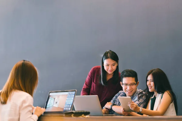 Grupo de jovens colegas de negócios asiáticos na equipe de discussão casual, reunião de negócios do projeto de inicialização ou conceito de brainstorm de trabalho em equipe feliz, com espaço de cópia, profundidade do efeito de campo — Fotografia de Stock